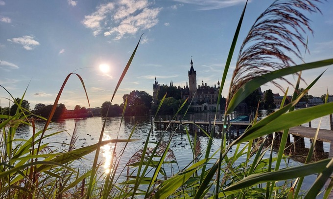 Ostorf Apartment | Central vacation apartment on the lake and near the castle