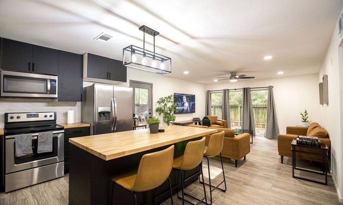 Grogan's Mill House | Central Woodlands. Outdoor deck, dining, & grill! Newly Remodeled.