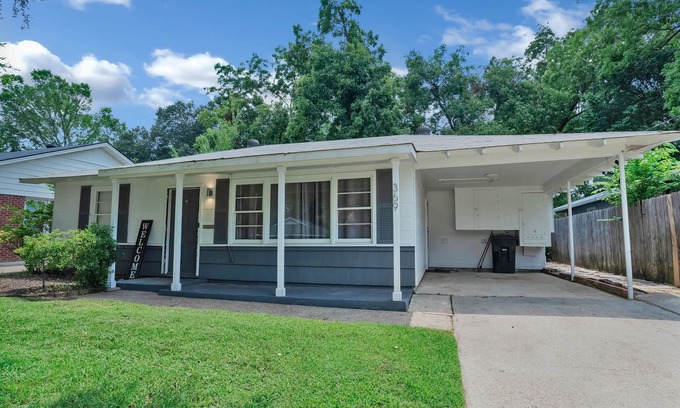 Broadmoor House | Centralized Nook, 2 bedrooms, Big Backyard