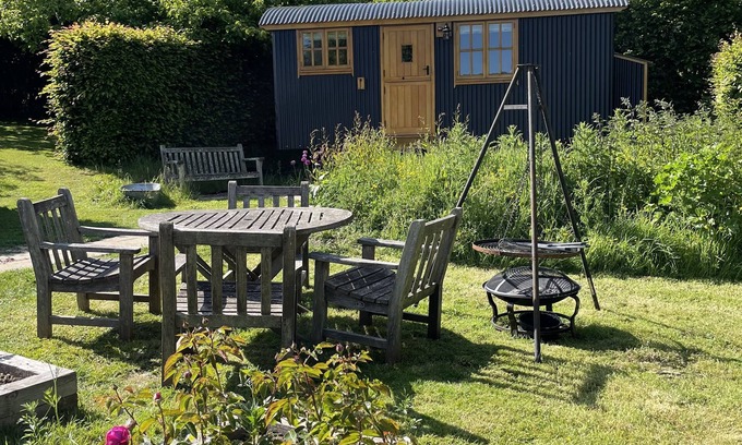 Ewhurst Green Cabin | Centrally heated 5 star cosy traditionally built Shepherds Hut w/en suite WC.