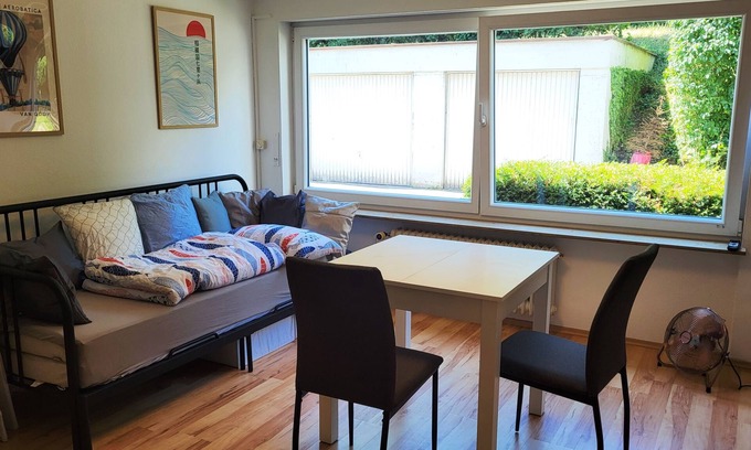 Universitat Apartment | Centrally located accommodation between the clinics and the city center