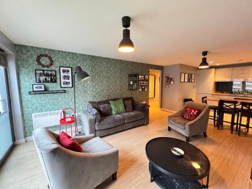 Chinatown Apartment | Centrally located apartment in Duke Street- free parking- two bathrooms