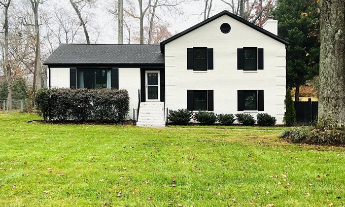 Charlotte House | Centrally located Charlotte home w/hot tub.