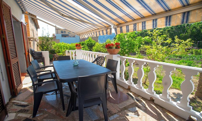 Benifallet House | Centrally located house in Benifallet with large garden, ideal for families, friends and pets.