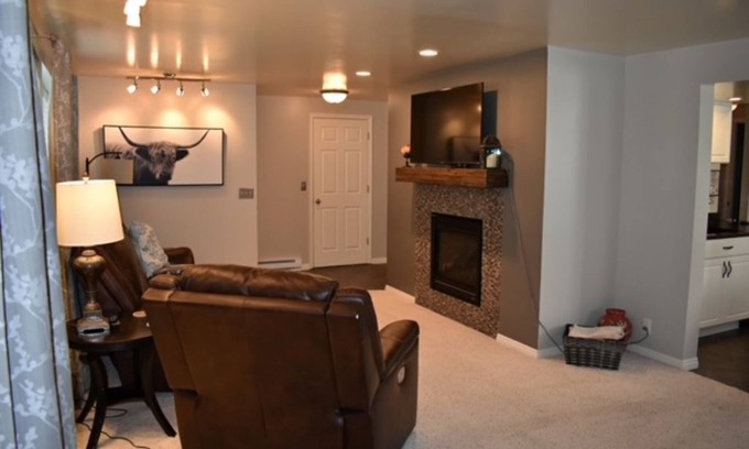 Sandy House | Centrally located Mountain Retreat, 12 miles to Snowbird/Alta