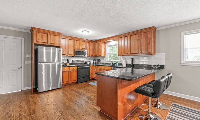 Paw Creek House | Centrally Located Ranch - 15mins to Airport & Uptown