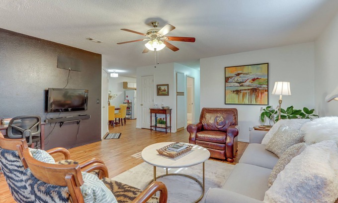 Johnson House | Centrally located in NWA; Walk to Wrights BBQ!