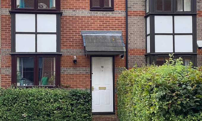 Reading City Centre House | Centre of Town, 3 bedrooms, sleeps 6, own parking and patio close to The Oracle