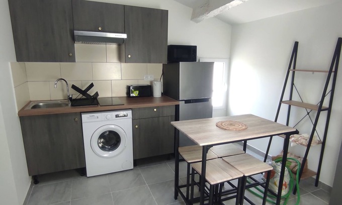 Carces Apartment | Centre Village Provence Verte, Appartement 2 Pièces, Lumineux et Cosy