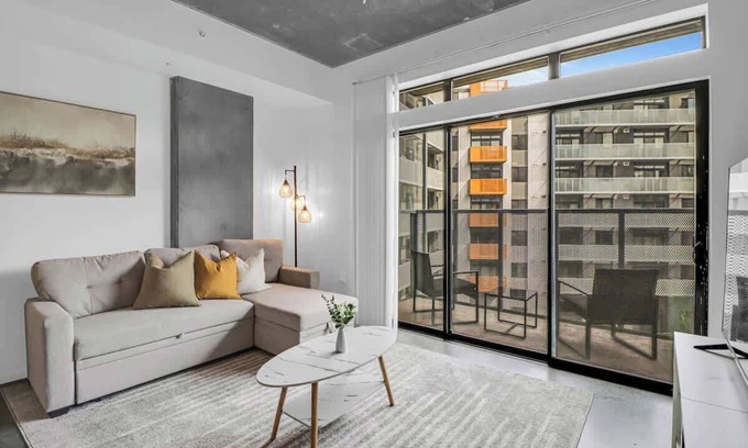Evans Churchill Apartment | Centric 1BR In HEART of DTPHX Free Garage Parking