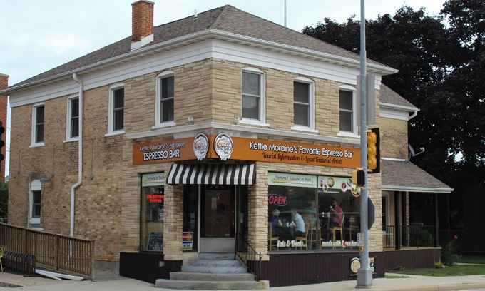 Kewaskum Apartment | Century Cafe Flat