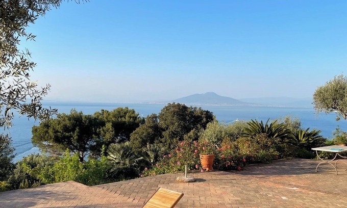 Licola House | Cesina Home | Apartment in Historic Villa with Panoramic Terrace