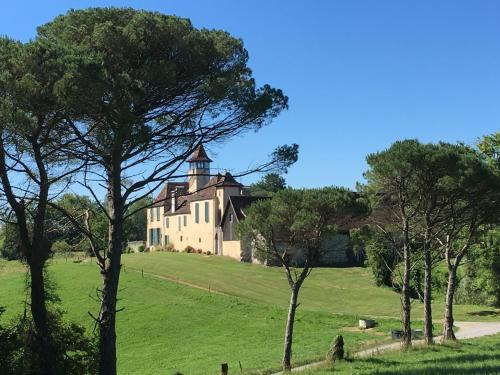 Bugnein Bed & Breakfast | Château de Baylac