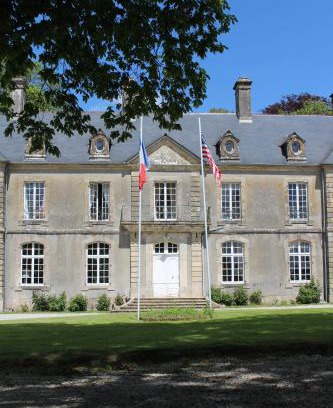 Neuville-au-Plain Bed & Breakfast | Château de Grandval - Sainte Mere Eglise
