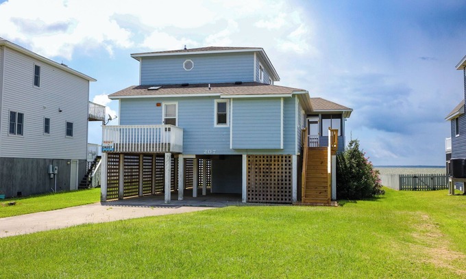 Colington Harbour House | CH207- Spectacular Soundfront, 3 BRs, Private Dock, Comm Pool, Tennis/Marina.