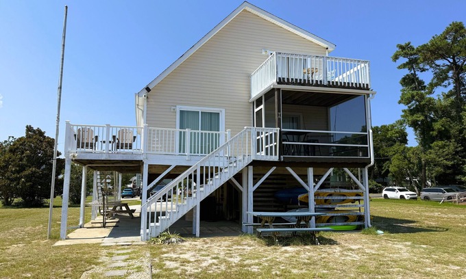 Colington Harbour House | CH219- 3 Bedroom Canal front Home with Private Dock and Kayaks!