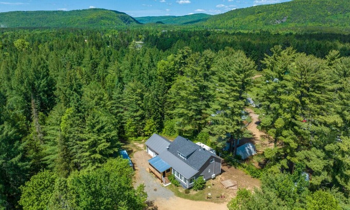 Matawinie Regional County Municipality Apartment | Chalet Synergie|Hot Tub | River & Kayaks |Sleeps 8