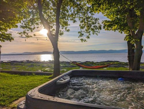Cap-Saint-Ignace Ski Chalet | Chalet #7 Waterfront with Spa Fireplace Wifi & AC