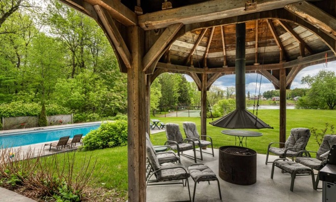 Saint-Ours Ski Chalet | Chalet au Bord de Leau