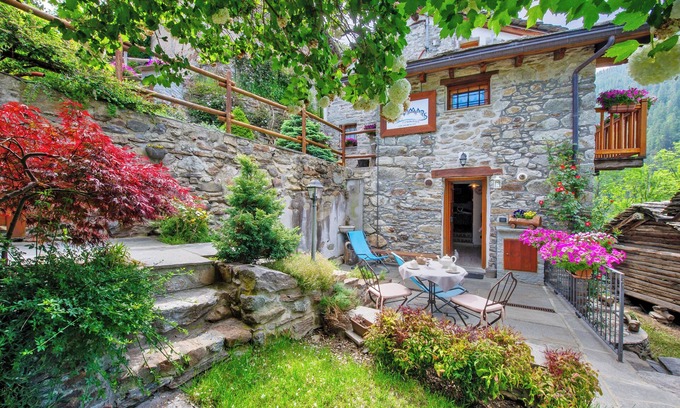 Fontainemore Ski Chalet | Chalet "Bnb Mont Mars Suite Mon Rêve" with Mountain View, Terrace & Wi-Fi