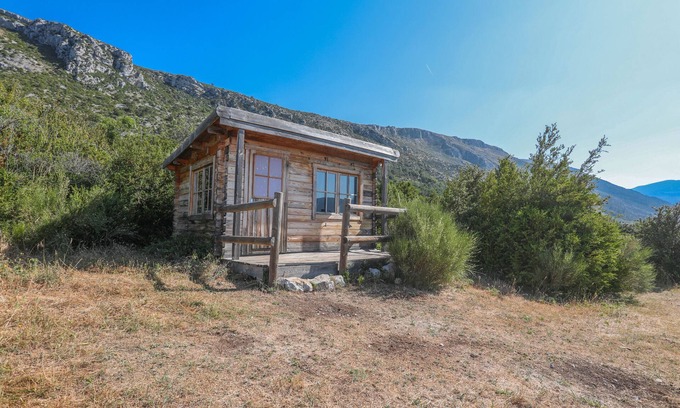 Bargeme Apartment | Chalet 'Cabane Aux Étoiles' with Mountain View, Private Terrace and Shared Garden