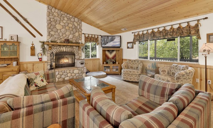 Upper Moonridge Cabin | Chalet d'Or~ Log Cabin Retreat~ Jetted Spa Tub~