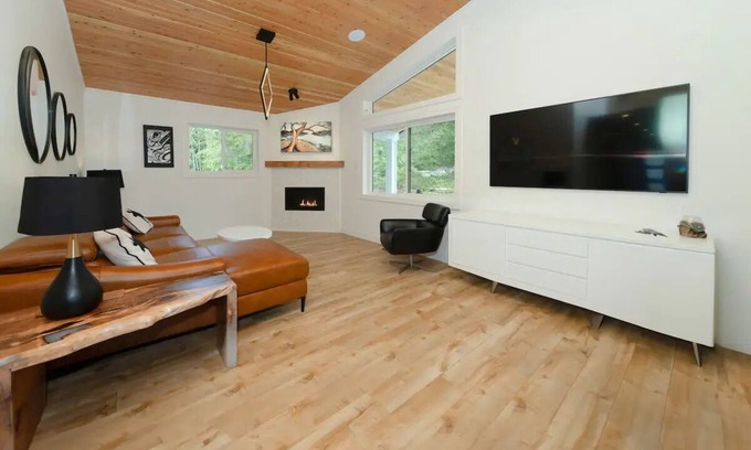 Halfmoon Bay Ski Chalet | Chalet Firefly BC REGISTRY APPROVAL #H631676206