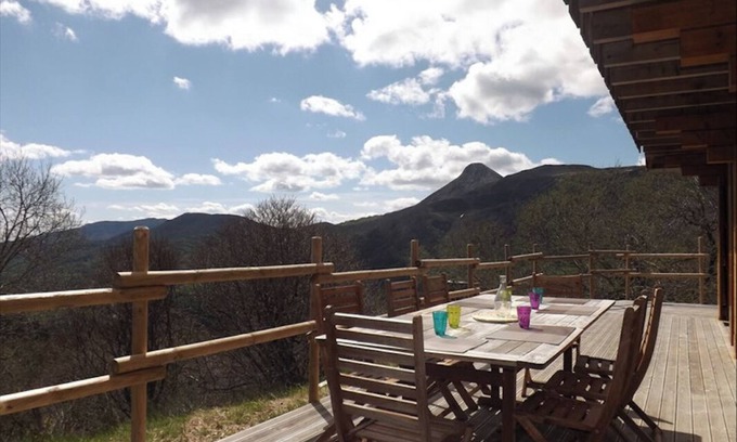Saint-Jacques-des-Blats Ski Chalet | Chalet mountain view
