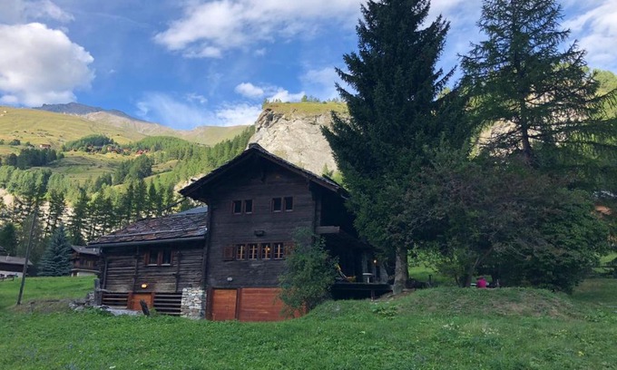 Evolene Ski Chalet | Chalet historique de haut standing