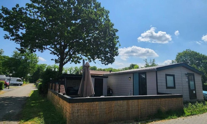 Schijndel Ski Chalet | Chalet in green area ~ Garden ~ Walk to Lake