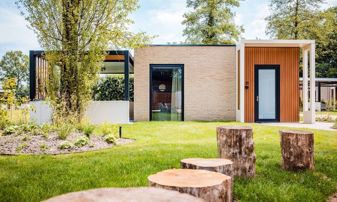 Voorthuizen House | Chalet in Veluwe with Peaceful Surroundings