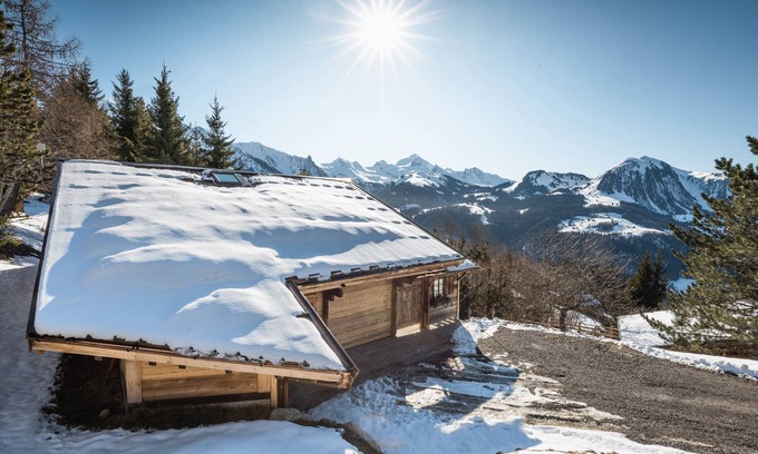 Manigod Ski Chalet | Chalet 'Karavi' with Mountain View, Shared Pool and Wi-Fi