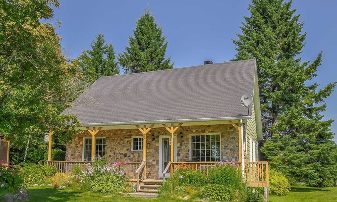 Sainte-Anne-du-Lac Cottage | Chalet la Boréale - Tranquility by the lake!