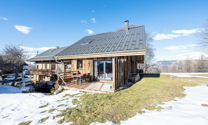Albiez-le-Jeune Ski Chalet | Chalet 'La Grange Des Aiguilles' with Mountain View, Private Terrace and Wi-Fi