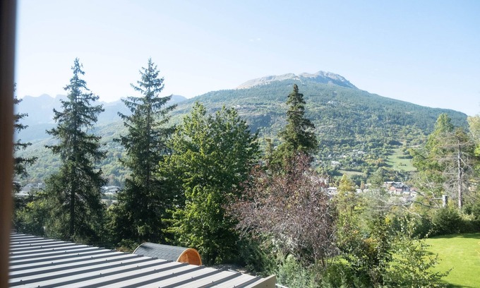Briancon Ski Chalet | Chalet "Laltizoard" with Mountain View, Shared Heated Pool & Wi-Fi