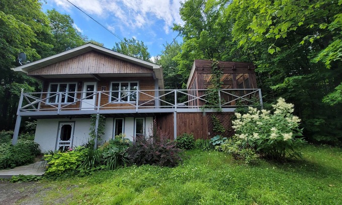 Sainte-Ann-des-Lacs House | Chalet Le Charmant Boisé with spa