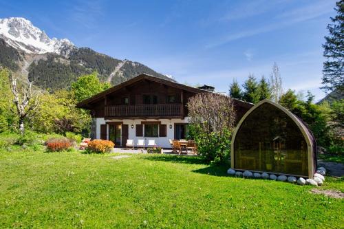 Les Praz-de-Chamonix Ski Chalet | Chalet Les Praz - 280sqm - Sauna Cinema Fitness - 5 Bedrooms in Heart of Les Praz - By Cozee Rentals
