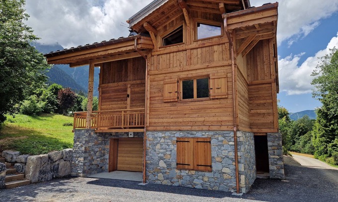 Chamonix-Mont-Blanc Ski Chalet | Chalet Manala au Calme, 1500m2 de Terrain et vue Imprenable!