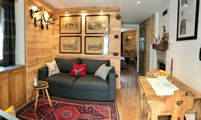 Albosaggia Ski Chalet | Chalet Monks at the Fountain "junior suite"