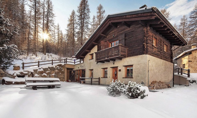 Livigno Ski Chalet | Chalet 'Royal' with Mountain View, Private Garden and Wi-Fi