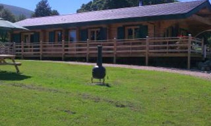 Fort William Cabin | Chalet Rus. Luxury log cabin with all your creature comforts.