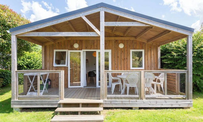 Pouldreuzic Ski Chalet | Chalet 'Sésame À 5min Des Plages' with Shared Pool, Terrace and Garden