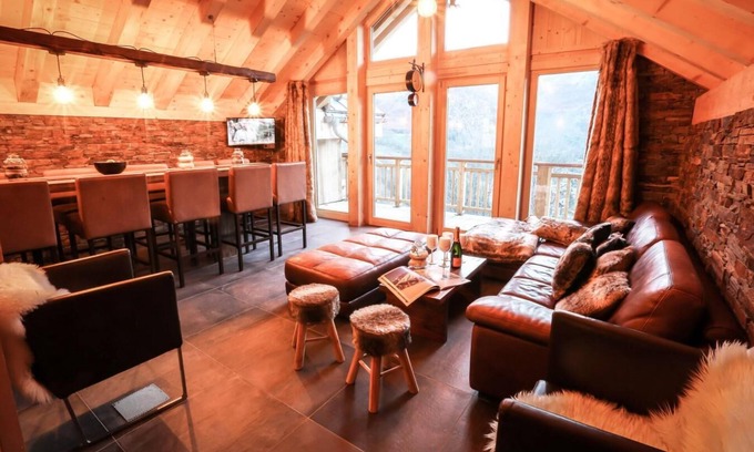 Valloire Ski Chalet | Chalet, ski-in/ski-out & foot of the slopes, balcony, parking, tv, ski locker, 130m², Valloire