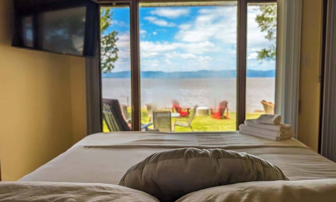 Cap-Saint-Ignace Ski Chalet | Chalet/Studio #1 Waterfront with Spa, Fireplace & Wifi