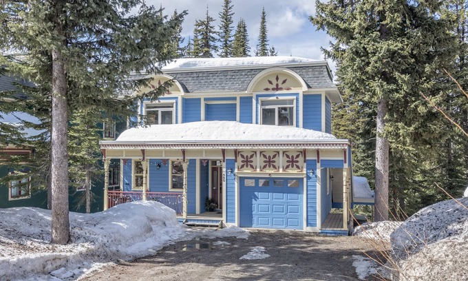 Silver Star Mountain House | Chalet with two master bedrooms, two bunk rooms, hot tub-pet-friendly!