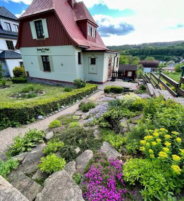 Svoboda nad Upou Villa | Chalupa Sunny Cottage