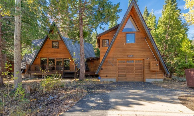 Tahoma House | Chamberlands Charmer w/Hot Tub!