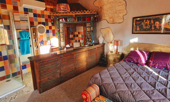 Vezenobres Bed & Breakfast | Chambre D'hôte de Charme Avec Jacuzzi, Jardin à Vézénobres Village Médiéval