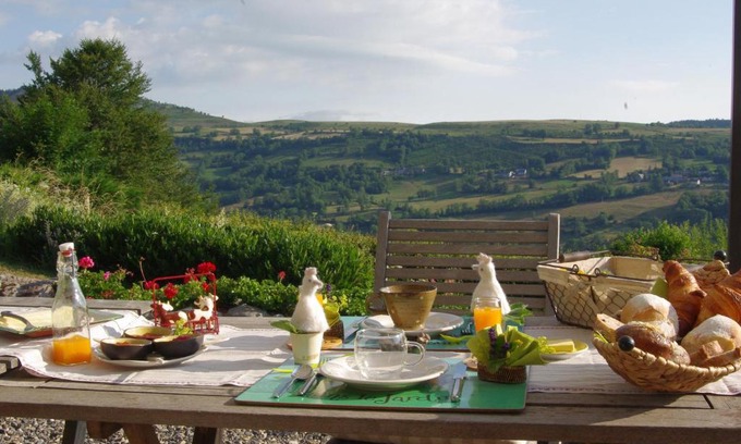 Laveissiere Bed & Breakfast | Chambre d'hotes grange de la bastide