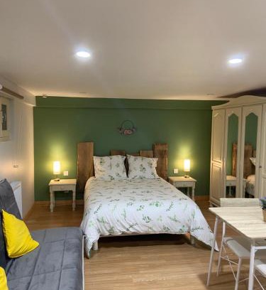 Saint-Laurent-de-Cerdans House | Chambre au vert